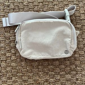 Everywhere Belt Back 2L Large creamy white. Non smoking